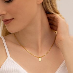 EManco Collana Personalizzabile con Ciondolo Quadrato Iniziale e Catena a Scatola in Acciaio Inossidabile Placcato PVD Ciondolo con <span class=keywords><strong>Lettera</strong></span> Alfabeto Gioielli - Product Image 3