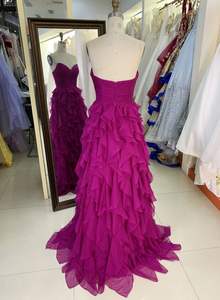थोक फ्यूचसिया स्लीवलेस स्वीट प्रिम कपड़े बॉल गाउन हाथ से भरे हुए तुले-लाइन जिपर वापस रफ़ल शाम के कपड़े - Product Image 2