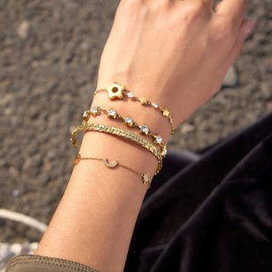 Bracelet à breloques étoiles en alliage de zinc plaqué or avec cristaux sertis clos, bijou cadeau - Product Image 3