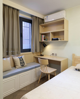 Bureau d'ordinateur à finition brillante avec étagère, unité de rangement moderne pour bureau à domicile
