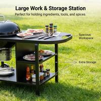 Barbecue au charbon de bois professionnel de style chariot avec grande table de préparation latérale et étagères pour les grillades en plein air