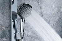 Ensemble de douche de pluie de vanité de salle de bains de maison de luxe pommeaux de douche en cuivre chromé à valve en céramique exposée pour une utilisation en appartement d'hôtel