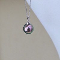 Mesdames à la mode portant un collier pendentif en diamant en or 18 carats avec perle noire de Tahiti