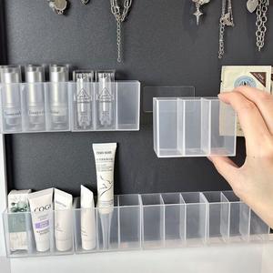 Organizador de maquillaje de plástico transparente con 3 compartimentos, caja de almacenamiento de cosméticos con ventosa para uso en el tocador del baño - Product Image 2
