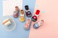 Chaussons-chaussettes bébé doux et confortables, color block rouge, blanc et bleu marine, avec imprimé ours 3D, semelle souple et antidérapante, pour premiers pas, vente en gros
