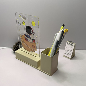 Luce notturna a forma di <span class=keywords><strong>L</strong></span> in acrilico carina lampada da comodino per ragazza portapenne da <span class=keywords><strong>astronauta</strong></span> - Product Image 3