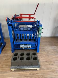 La máquina semiautomática de fabricación de ladrillos de cemento 4-35A más vendida, producción de enclavamiento y máquina formadora de bloques de torneado rápido - Product Image 6
