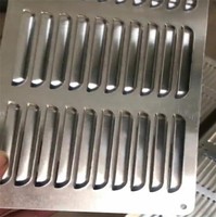 Moule à persiennes avec pré-poinçonnage pour barre de torsion, traitement de l'aluminium, moteur entièrement automatique