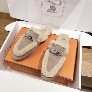 Mules en daim pour femme avec accessoires métalliques emblématiques – Luxueuses, confortables, de haute qualité, à bout fermé - Product Image 2