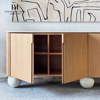 Buffet en bois avec plateau blanc, pieds crème, 4 portes, poignées à rainures, grain vertical, style moderne et minimaliste, pour salon et salle à manger