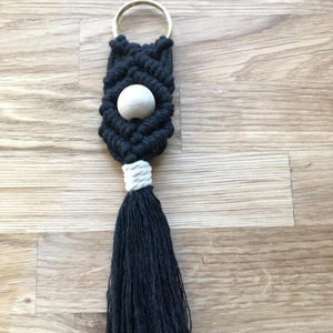 Llavero de macramé hecho a mano, Felicidad - Product Image 1