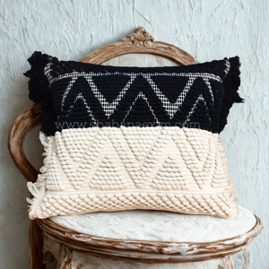 Housse de coussin élégante et durable en tissu tissé à la main, motif losanges noir et blanc, style bohème chic, pour canapé, d'Inde - Product Image 1