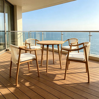 Ensemble de chaises en teck pour balcon d'hôtel moderne, fauteuil en corde tressée d'extérieur et table d'appoint pour terrasse de complexe hôtelier