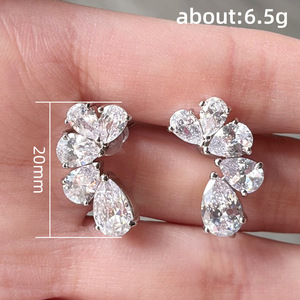 Orecchini a Perno con Cristalli a Forma di Goccia per Donne, Design a Petalo, Eleganti Accessori per Uso Quotidiano - Product Image 5