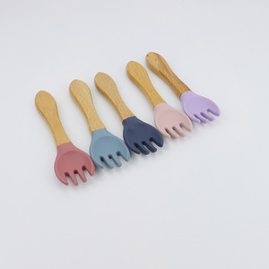 Juego de tenedor y cuchara para alimentación de bebés, mango de madera, silicona, sin Bpa, 0-12 meses, utensilios de vajilla de color sólido - Product Image 4