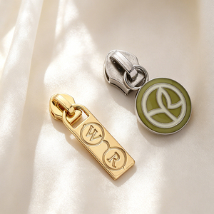 Glissières de fermeture éclair en métal or et argent avec motif alphabet et verrouillage à broche pour sacs – Quincaillerie de luxe - Product Image 1