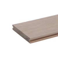 Planche de terrasse en WPC co-extrudé gris cendre, moderne, faible entretien, écologique, antidérapante, imperméable et résistante aux UV