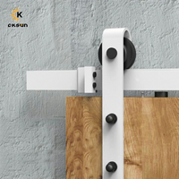 Oksun Global Supplier Kit de quincaillerie pour porte coulissante en fer, système de rail de suspension pour porte de grange coulissante, commande en gros disponible