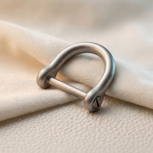 Llavero de titanio Zoryn con anillo en D en forma de herradura, chapado al vacío, accesorios de joyería de titanio puro - Product Image 1