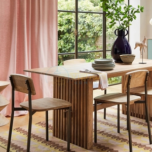 Chaise de salle à manger moderne en bois clair avec structure en métal noir, dossier arrondi, mobilier scandinave minimaliste industriel - Product Image 2