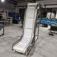 Transportador Inclinado Portátil de Alimentos SUS304 con Banda de PU Blanca de Grado Alimenticio y Tolva, Fabricado en China