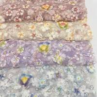 Tissu en dentelle de tulle brodé à la main avec des papillons floraux 3D colorés, des perles et des paillettes pour robe de mariée, robe de soirée ou robe de bal.