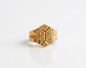 DIVYORO Bague hexagonale gravée en or pour homme avec motif chevron et points, bijoux de mode plaqués or de qualité supérieure pour un style décontracté - Product Image 1
