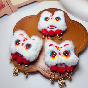 Lindo Broche de Peluche con Diseño de León Bailarín <span class=keywords><strong>Yingbao</strong></span>, Pin Decorativo para Mochila, Accesorio de Algodón PP y Malla - Product Image 2