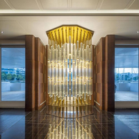 Lustre suspendu personnalisé en acier, acrylique et cristal avec LED, télécommande incluse, idéal pour les halls d'hôtel, villas et projets à plafonds hauts