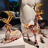 Set di 2 Statuette in Resina di Cervi con Motivi Floreali Tropicali, Scultura Dipinta a Mano con Corna Dorate, Decorazione per Casa e Soggiorno, Regalo Botanico all'Ingrosso