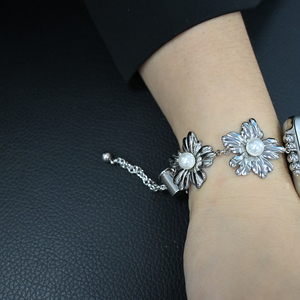 Fashionable Pearl Flower Winding Smart <strong>Watch</strong> with Luxury Stainless Steel Bracelet Wristband <strong>Compatible</strong> with for <strong>Apple</strong> for Huawei - Product Image 2