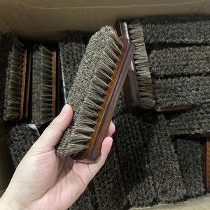 Cepillo de madera con cerdas naturales de crin de caballo para el cuidado de sofás y alfombras - Product Image 1