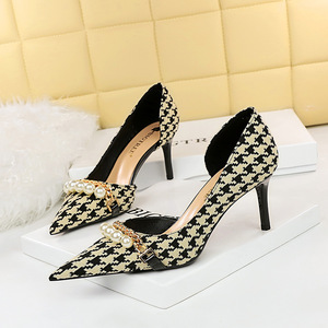 Chaussures d'été pour femmes à talons fins en PU, style européen et américain, à bout pointu, ornées de perles, tendance, vente directe d'usine - Product Image 2
