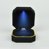 Ensemble d'emballage de bijoux : Boîte à bague de fiançailles, boîte à pendentif, présentoir à bijoux, boîte à boucles d'oreilles et boîte à bijoux avec lumière LED pour bagues
