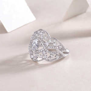 แหวนหมั้นโมอิสซาไนต์ทรงรี ดีไซน์ลูกไม้โบราณ ชุบทองคำขาว 18K บนเงินแท้ 925 ได้รับการรับรองจาก GRA - Product Image 4