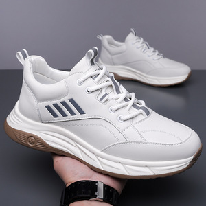 รองเท้าผ้าใบหนังสีขาวสำหรับผู้ชาย น้ำหนักเบา ส้นเตี้ย พื้นยาง รองเท้าลำลองสไตล์สปอร์ตสำหรับใส่พักผ่อน - Product Image 3