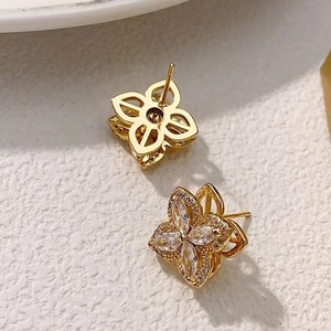 Parure <span class=keywords><strong>de</strong></span> bijoux <span class=keywords><strong>de</strong></span> mode pour <span class=keywords><strong>femme</strong></span> en <span class=keywords><strong>acier</strong></span> <span class=keywords><strong>inoxydable</strong></span> plaqué or 18 carats <span class=keywords><strong>de</strong></span> haute qualité, avec collier, boucles d'oreilles et <span class=keywords><strong>bague</strong></span> à motif trèfle rotatif en zircon - Product Image 4