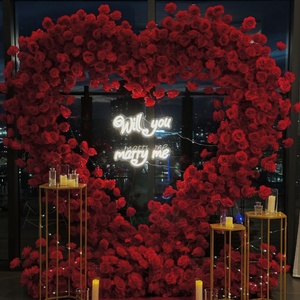 Arreglo de Arco de Flores Artificiales de Rosa Roja en Forma de Corazón, Ecológico, para Decoración de Interiores/Exteriores, Ideal para Propuestas de Matrimonio - Product Image 1