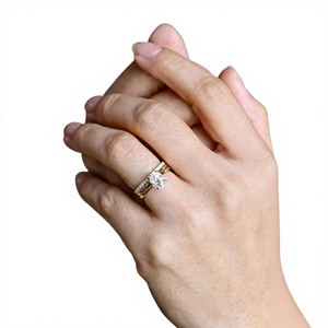 Bague de fiançailles Lurba Jewels de luxe en or jaune massif 10 carats avec diamant ovale certifié IGI cultivé en laboratoire, idéale pour les mariages et les fêtes - Product Image 1