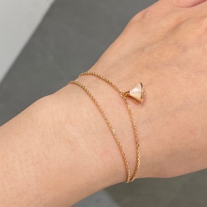 สร้อยข้อมือชั้นคู่ประดับโรสโกลด์ 18K พร้อมหินเรดแคลซิโดนี ประดับด้วยไวท์ฟริทิลลาเรียและเพชรเต็มวง ดีไซน์คลาสสิก - Product Image 4
