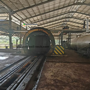 Transférer la cage de fruits de palme remplie de grappes de fruits frais dans le réservoir du stérilisateur en changeant de piste - Product Image 1