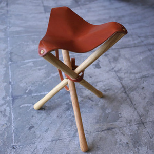 Silla plegable de cuero para exteriores con base triangular de madera, ideal para pescar, hacer picnics y relajarse. - Product Image 1
