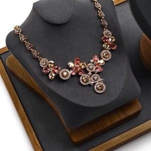 Expositor de joyería de madera maciza personalizado, soporte de exhibición para collar de jade dorado, expositor de joyería de terciopelo y cuero. - Product Image 3