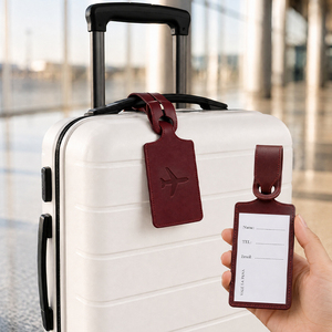 Étiquette de bagage en cuir PU rouge bordeaux avec logo gaufré avion, sangle en cuir intégrée et fenêtre pour carte d'identité, pour valise de voyage - Product Image 1