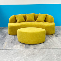 Platzsparendes, komprimiertes Sofa-Set: Modernes, geschwungenes Loveseat aus Stoff, umwandelbar, für kleine Wohnungen