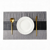 Ensemble de 8 sets de table carrés rayés gris et blanc, résistants à la chaleur, antidérapants, lavables, durables, en PVC/Polyester tissé