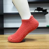 Chaussettes de yoga et de Pilates antidérapantes respirantes en maille à coupe basse avec grip triangulaire en silicone, personnalisables avec logo OEM ODM