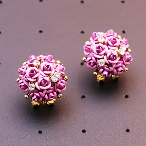 Prix de gros, boucles d'oreilles pendantes en forme de fleur incrustées d'alliage plaqué or, unisexe, tendance, à porter au quotidien - Product Image 2