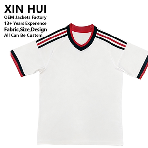 Maillot de football rétro personnalisé avec logo, col en V, respirant, blanc, pour entraînement d'équipe, avec rayures rouges et noires - Product Image 1