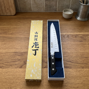 Cuchillo de Chef Japonés Seki Gyuto Moderno de 9.45in (24cm) de Acero Inoxidable con Mango de Plástico, Apto para Lavavajillas, Ambidiestro, Satinado y Serrado - Product Image 3